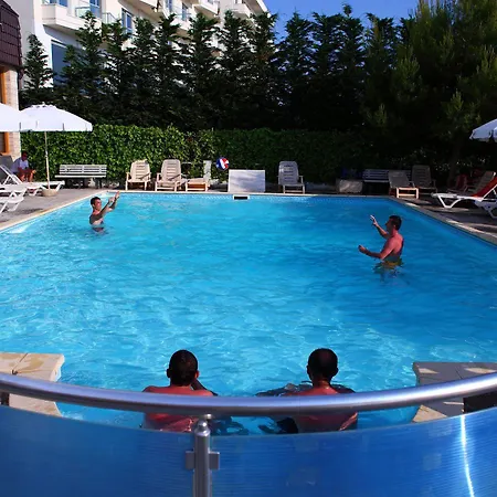 Oaz Hotel Golem (Tirana)